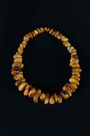 Arte Cinese Filo d'ambra . -. Cm 21,00. Composto da 56 grani di diverse forme...