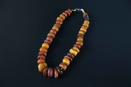 Arte Cinese Collana in ambra. -. Cm 57,00. Collana in ambra formata da 41...