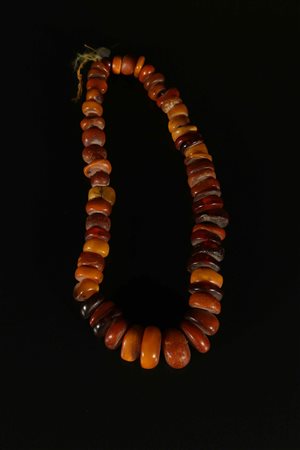 Arte Cinese Grande collana in ambra . -. Cm 26,50. Antica collana in ambra...