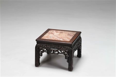 Arte Cinese Poggiapiedi in legno hongmu con piano in marmo Cina, XIX secolo....