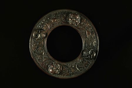 Arte Himalayana Cornice di specchio melong in rame argentato e sbalzato...