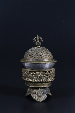 Arte Himalayana Kapala in argento con base e coperchio in bronzo dorato...