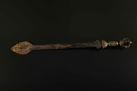 Arte Himalayana Khadga in ferro e bronzo Tibet, XIX secolo . -. Cm 61,50....