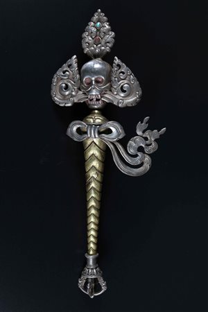 Arte Himalayana Scettro danda in argento sbalzato con manico dorato a fuoco...