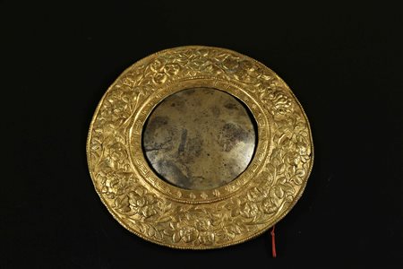 Arte Himalayana Specchio Melong in metallo sbalzato Tibet, XIX secolo. -. Cm...