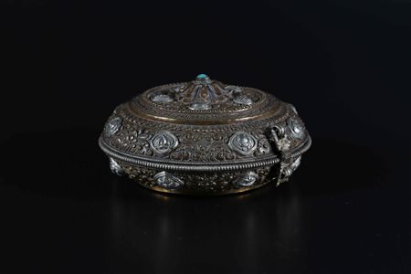 Arte Himalayana Contenitore tibetano Tibet, XIX secolo. -. Cm 12,80....