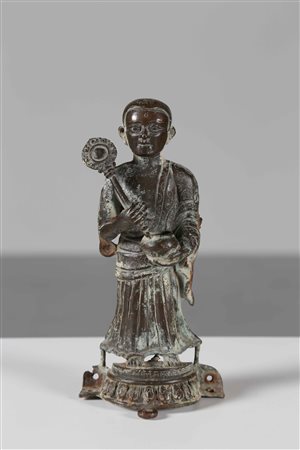 Arte Himalayana Fusione in bronzo raffigurante un discepolo di Buddha...