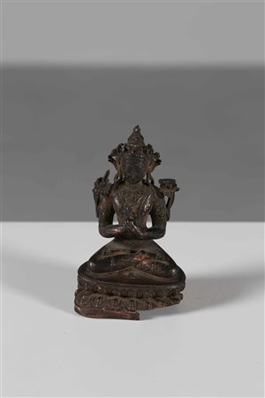 Arte Himalayana Statua in bronzo a patina scura raffigurante il bodhisattva...