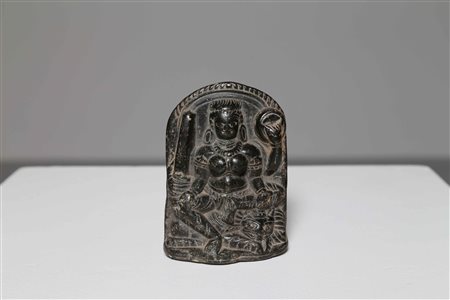 Arte Himalayana Piccola scultura di Durga in pietra scura Nepal, XVIII...