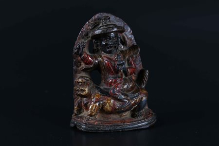 Arte Himalayana Piccola scultura in pietra policroma raffigurante uno dei...