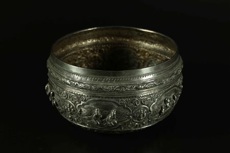 Arte Sud-Est Asiatico Contenitore in argento sbalzato Siam, XIX secolo. -. Cm...