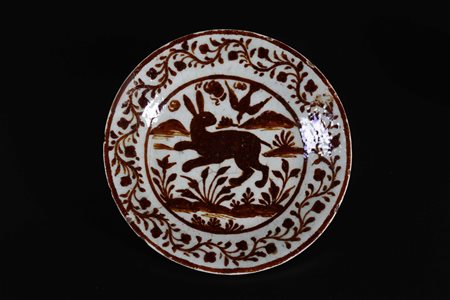 Arte Islamica Piatto in ceramica dipinta a lustro raffigurante un coniglio...