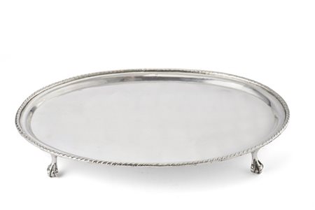 Salver ovale in argento, profilo cordonato, piedi ad artiglio su sfera. Marchio