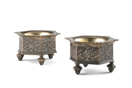 Coppia di saliere in argento con interno dorato di forma esagonale e decori a r