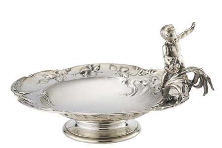 Centrotavola Liberty in argento sbalzato con falda decorata a motivi fogliacei,