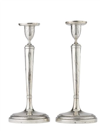 Coppia di candelieri in argento con fusto liscio e rastremato, base circolare c