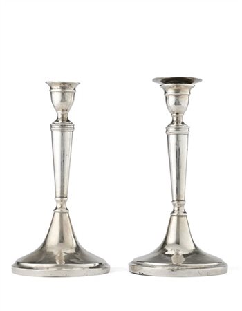 Coppia di candelieri in argento con fusto liscio e rastremato, base circolare.