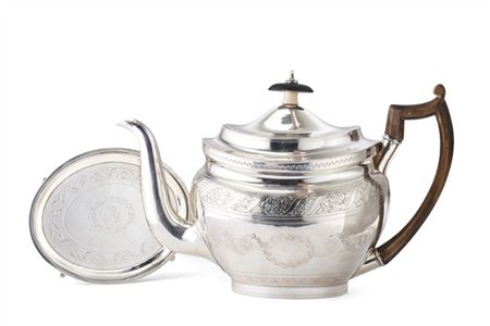 * Teiera con salver in argento riccamente decorata a motivi vegetali, presa e a