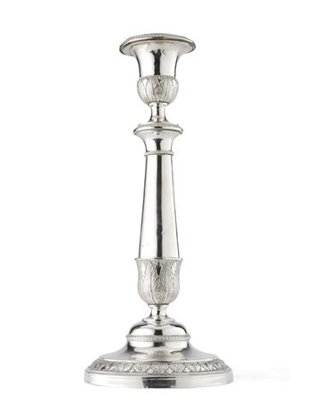 Candeliere in argento con fusto a colonna decorata a foglie lanceolate su base