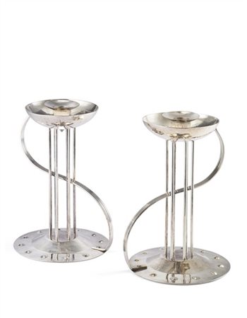 * Coppia di porta candele in argento in stile Art Nuveau con fusto a colonne a