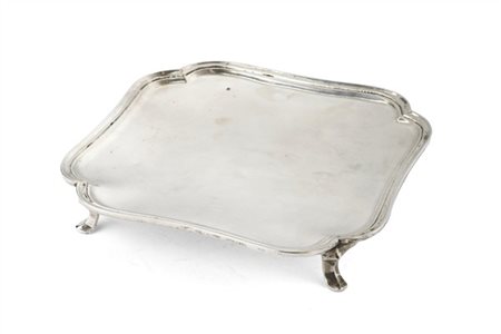 Salver in argento con piano polilobato e scanalato su piedi mossi. Secolo XVIII