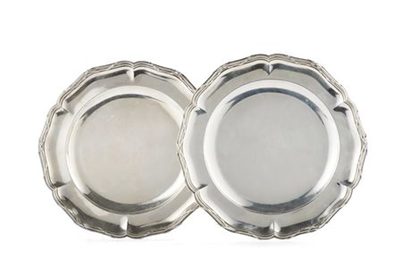 Coppia di piatti in argento con profili mistilinei a profilo scanalato. Parigi,