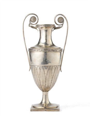 Vaso biansato in argento con decori a foglie lanceolate incise, anse a girali,