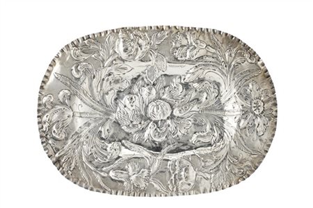 Vassoio in argento riccamente sbalzato a foglie e fiori. Secolo XVIII-XIX. Mono