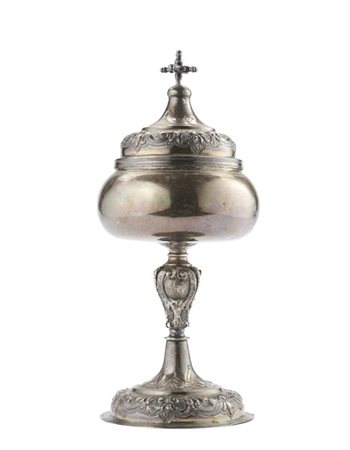 Pisside con coperchio in argento sbalzato nelle fasce a volute concatenate. Fer