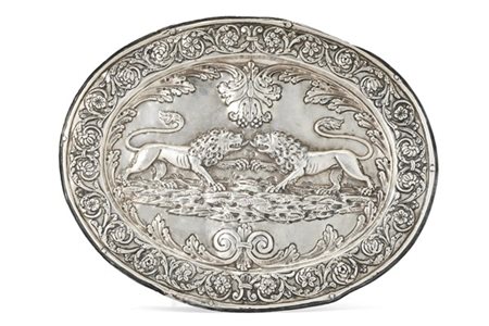 Vassoio ovale in argento sbalzato con cavetto decorato da due leoni che si affr