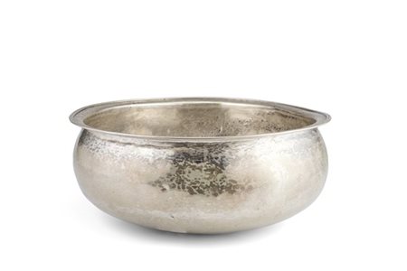 * Grande bacile liturgico in argento martellato, cavetto decorato con festoni i