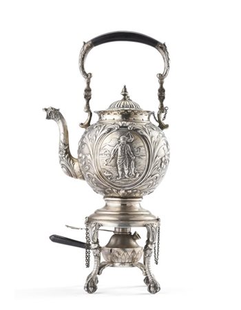 Samovar di forma bombata in argento inciso e sbalzato, riccamente decorato a ba