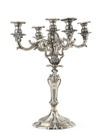 Candelabro in argento a cinque bracci a volute vegetali, fusto a balaustro e ba