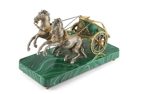 Biga in argento dorato e malachite trainata da due cavalli rampanti, base ottag
