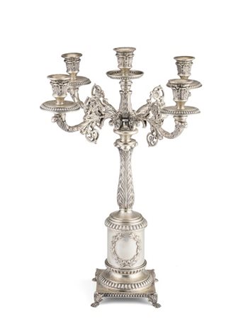 Candelabro in argento a cinque fiamme con bracci a tralci vegetali, stelo centr