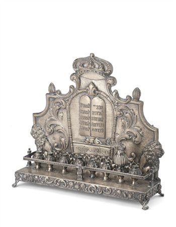 Menorah d'appoggio e pensile in argento sbalzato, Base rettangolare con otto po