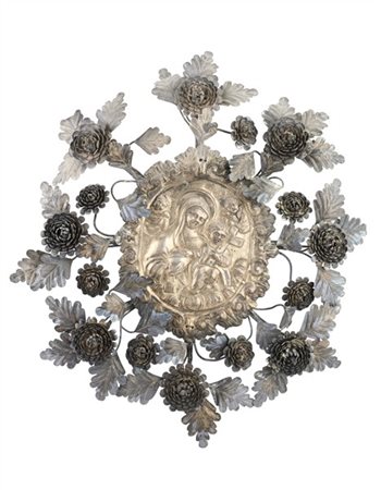 Placca in argento raffigurante Madonna con Bambino con cornice riccamente decor