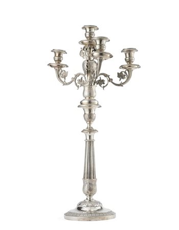 Candelabro a quattro fiamme in argento, bracci a volute fiorite, fusto a colonn