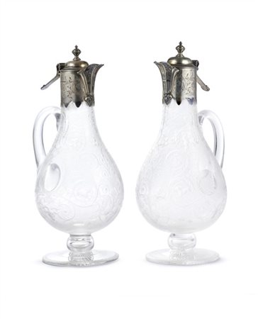 Coppia di caraffe piriformi in cristallo inciso a girali con putti, farfalle e