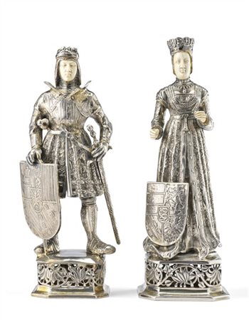 Coppia di sculture in argento e avorio raffiguranti re e regina medievali. Hana