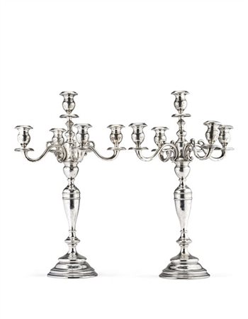 * Coppia di candelabri in argento a cinque luci con bracci decorati a volute, f