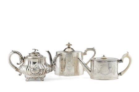 Tre teiere inglesi in argento. La prima decorata e sbalzata a motivi vegetali,