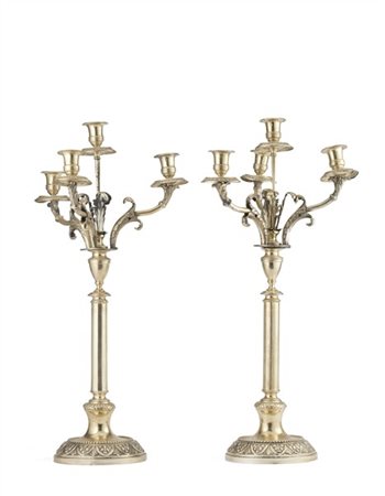 Coppia di candelabri a quattro fiamme in argento con fusto a colonna sfaccettat