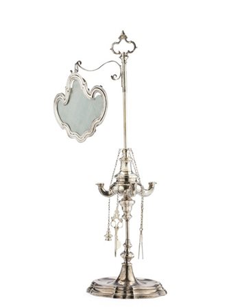 Lucerna in argento, stelo con presa ad anello, vaschetta con quattro beccucci,