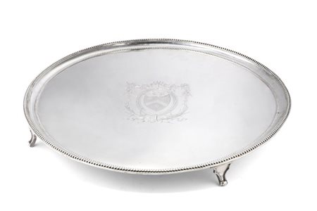 * Grande salver in argento di forma circolare centrato da stemma araldico, prof