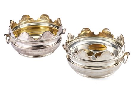 * Coppia di rinfrescatoi in argento con interno in vermeil, bordo sagomato, man