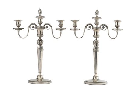 Coppia di candelabri a tre fiamme in argento con finale a fiamma, bracci a gira
