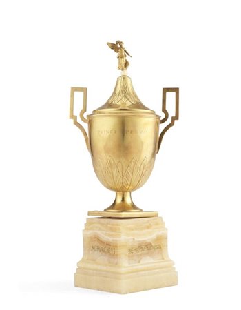 Trofeo equestre PRINCE PEDRO in oro 18kt a coppa biansata con coperchio cimato