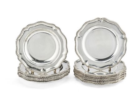 BULGARI. Gruppo di dieci piatti piani e sette fondi in argento con profilo mist