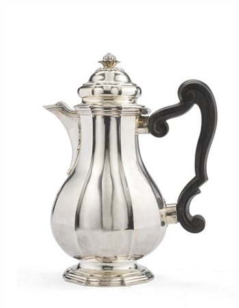 Andrea Valadier (Aramon, 1694 - Roma, 1759) Caffettiera in argento con corpo pi
